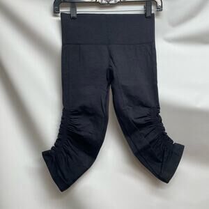 Lululemon In the Flow Crop Heathered Black sz 2 EUC
